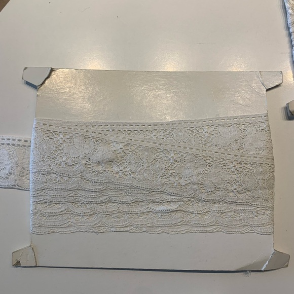 Lot of Lace - Picture 4 of 11